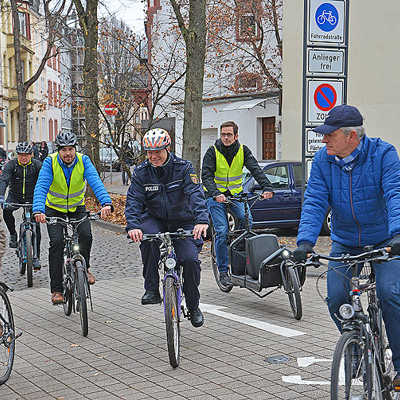 Radfahrer dürfen in der frisch markierten und beschilderten Fahrradstraße – wie hier an der Ecke Eberhard- und Nikolausstraße – nebeneinander die gesamte Breite der Fahrbahn nutzen.