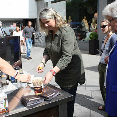 Der Trierer Stadtkaffee wurde mit dem Coffee Innovations Award in der Kategorie Nachhaltigkeit ausgezeichnet und kam beim Weltbürgerfrühstück 2014 auf dem Kornmarkt gut an.