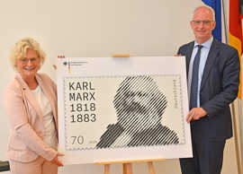 Christine Lambrecht, Staatssekretärin im Bundesfinanzministerium, und OB Wolfram Leibe präsentieren die Sonderbriefmarke Karl Marx