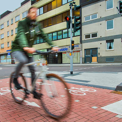 Die Förderung des Radverkehrs wurde beim Ausbau der Walramsneustraße berücksichtigt. Die neuen roten Streifen schaffen eine schnelle Verbindung zwischen Pferdemarkt und Nikolaus-Koch-Platz.