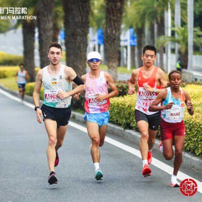 Yannik Erz (links) beim Marathon in Triers chinesischer Partnerstadt Xiamen.