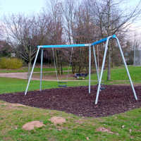 Große Schaukelanlage in einem weiten parkähnlichen Gelände