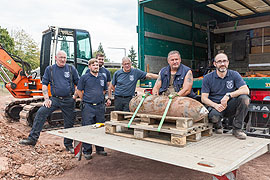 Der Kampfmittelräumdienst hat die Bombe entschärft und auf einer Palette sicher zum Abtransport vertäut.