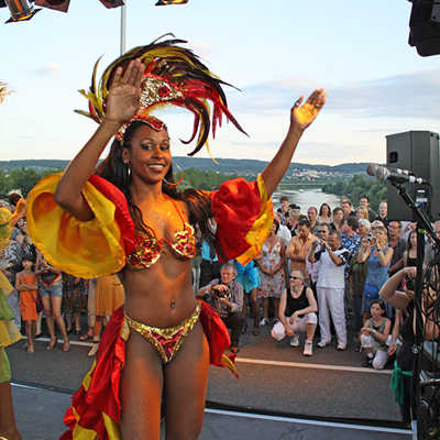 Zum 2025. Geburtstag der Stadt im Jahr 2009 fand bereits ein Fest auf der Römerbrücke statt, bei dem unter anderem Sambatänzerinnen ihr Können zeigten.