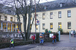 Foto: Egbert-Grundschüler auf dem Weg ins Schulgebäude in Kürenz