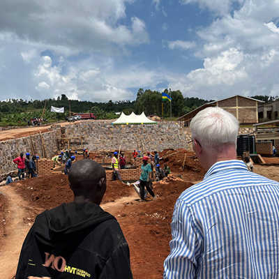 OB Wolfram Leibe besichtigte in Ruanda auch die Arbeiten zum Bau eines neuen Schulgebäudes. Foto: Büro OB