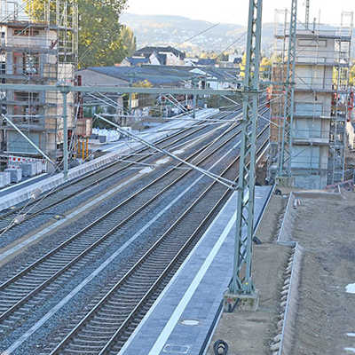 Auch in Trier-West machen die Regionalzüge ab 2025 Station: Der Haltepunkt an der neuen Verbindungsstraße Über Brücken (rechts) wird mit einer Fußgängerüberführung ausgestattet.