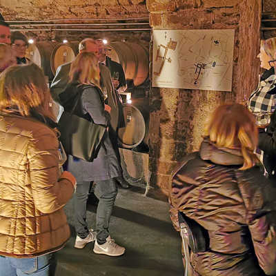 Einer der Veranstaltungsorte des „Unterwelten“-Festivals war der historische Weinkeller der Bischöflichen Weingüter, den sich viele Gäste einmal genauer anschauten. Foto: TTM