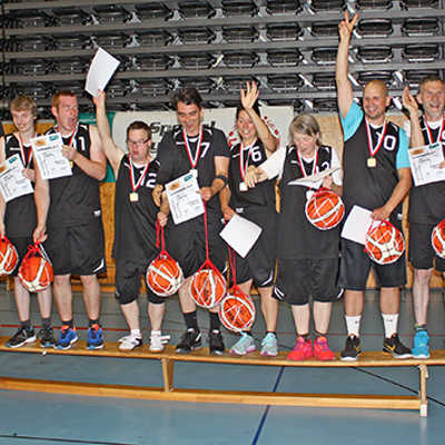 Das Team der Trierer Lebenshilfe freut sich über den ersten Platz beim Basketball der Special Olympics. Oberbürgermeister Wolfram Leibe (2. v. r.) feiert die Athleten in der Arena.