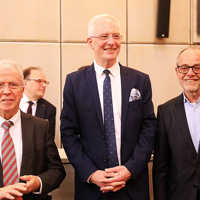 Gruppenbild mit Helmut Schröer, Wolfram Leibe und Klaus Jensen, die im Rathaussaal stehen.