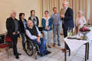 Projektkoordinatorin Uta Hemmerich-Bukowski und Oberbürgermeister Wolfram Leibe (v. r.) überreichen den Sprechern von sechs der acht Arbeitsgruppen ein Weinpräsent als Zeichen der Anerkennung für ihr großes Engagement.