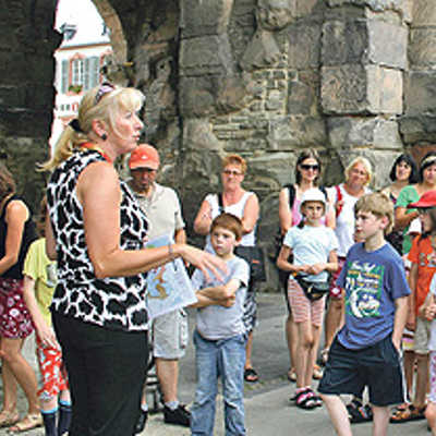 Auch bei den Kindertouren darf der Trierer Klassiker nicht fehlen: Führerin Christine Salm stellt ihren kleinen Gästen und deren Eltern die Porta Nigra vor.
