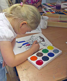 Foto: Kind beim Malen