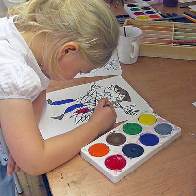 Im Kreativatelier können Kinder mit unterschiedlichen Maltechniken ihre Eindrücke und Ideen der Gemälde des Stadtmuseums gestalterisch umsetzen.