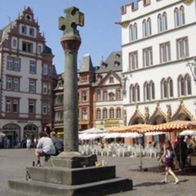 Das Marktkreuz steht seit dem 10. Jarhundert auf dem Hauptmarkt und ist Gegenstand eines Aufsatzes im Kurtrierischen Jahrbuch.