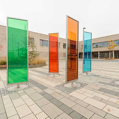 Die Glassäulen mit dem Titel „bunt sehen“ der Künstlerin Birgit Schuh bringen auf dem Schulhof Farbe ins Spiel. Foto: Zweckverband Integratives Schulprojekt Schweich