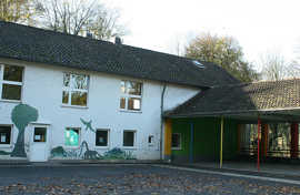Gebäude der Ergbert-Grundschule im Jahr 2013