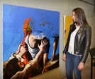 Studentin Rachida El-Hadouchi vor dem Gemälde von Martin Bruneau„Figure draeu fond rose“.