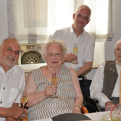 Der Feyener Ortsvorsteher Rainer Lehnart (l.) und OB Wolfram Leibe trinken bei der Feier am Sonntag mit Lieselotte und Wilhelm Seiwert ein Glas Sekt auf die Gnadenhochzeit.