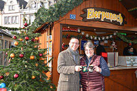 Dezernent Thomas Schmitt und Angela Bruch von der Arbeitsgemeinschaft Trierer Weihnachtsmarkt testen den Glühwein aus der Region.