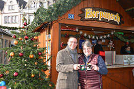 Dezernent Thomas Schmitt und Angela Bruch von der Arbeitsgemeinschaft Trierer Weihnachtsmarkt testen den Glühwein aus der Region. Dezernent Thomas Schmitt und Angela Bruch von der Arbeitsgemeinschaft Trierer Weihnachtsmarkt testen den Glühwein aus der Region.