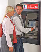 Während Sparkassencard-Inhaber weiterhin  kostenlos an allen Automaten des Kreditinstituts Bargeld abheben können, bekommen Fremdkunden auf dem Display die entstehenden Gebühren angezeigt, ehe das Geld abgebucht wird.