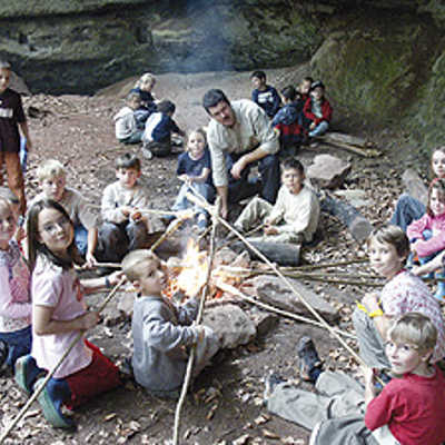 Zu den Höhepunkten beim Grünen Klassenzimmer gehörte ein Streifzug durch den Petrisbergwald. Bei der Tour konnten die Kinder auch leckeres Essen am Lagerfeuer grillen.