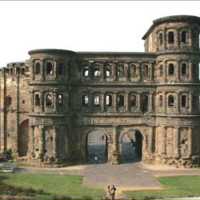 Bis heute das Wahrzeichen von Trier: Die Porta Nigra, das nördliche Tor in der antiken Stadtmauer.