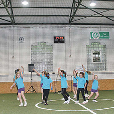 Der Tanz der Cheerleadergruppe war ein Höhepunkt des Einweihungsfests. Am Ausbau der vielseitig nutzbaren Halle wirkten in den fünf Jahren viele Jugendliche aus Trier-West mit.