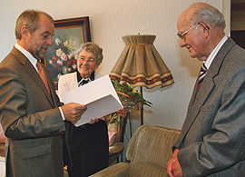 Oberbürgermeister Klaus Jensen überbringt Margarethe und Heinz Carus Glückwünsche zur Eisernen Hochzeit.
