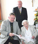 Beigeordneter Ulrich Holkenbrink gratuliert Thekla Ferber zum 100. Geburtstag. Mit dabei ist auch ihr Sohn Peter.
