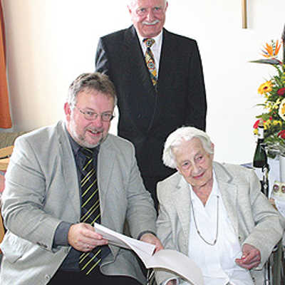 Beigeordneter Ulrich Holkenbrink gratuliert Thekla Ferber zum 100. Geburtstag. Mit dabei ist auch ihr Sohn Peter.
