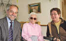Oberbürgermeister Klaus Jensen und Ortsvorsteherin Ricarda Kuhner gratulierten Maria Schmelzer (Mitte) zum 104. Geburtstag.