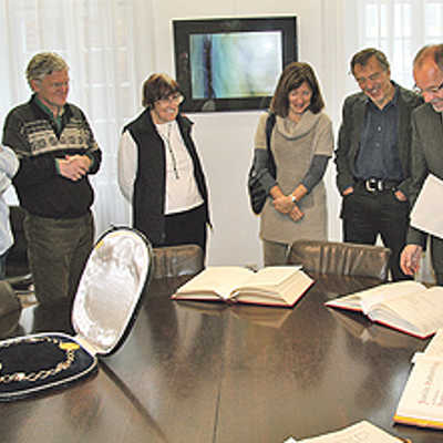 Die Amtskette und die Goldenen Bücher stoßen bei der Führung mit OB Jensen (rechts) auf viel Interesse.