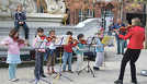 Nachwuchsgeiger der städtischen Musikschule üben unter freiem Himmel auf dem Kornmarkt. Foto: Agenturhaus
