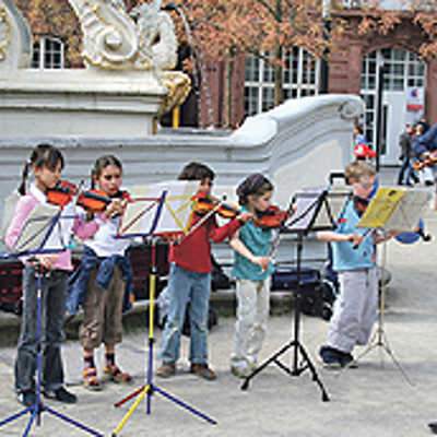 Nachwuchsgeiger der städtischen Musikschule üben unter freiem Himmel auf dem Kornmarkt. Foto: Agenturhaus