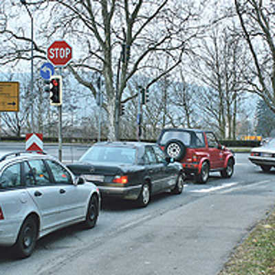Rechtsabbieger an der Pellinger Straße warten auf eine Lücke im schnell fließenden Verkehr aus Richtung Konz am Pacelliufer. An dieser Stelle ereigneten sich 2012 die meisten Unfälle.