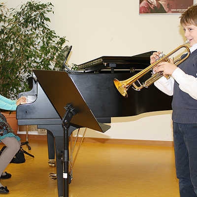 Heloise Neuberg und Lorenz Papenberg aus Trier erreichten in der Wertung „Klavier und Blechblasinstrument“ einen ersten Platz. Sie sind aber noch zu jung, um beim Landeswettbewerb an den Start zu gehen. Foto: KBMS