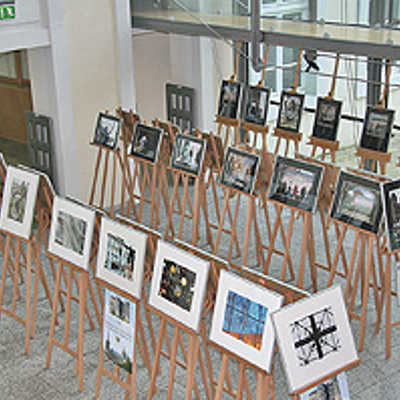 Blick auf die Ausstellung  im Atrium des Palais Walderdorff. Die Arbeiten werden auf Staffeleien präsentiert.