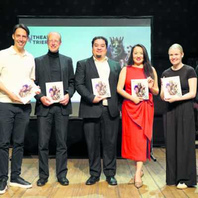 Sie freuen sich auf die neue Spielzeit (v. l.): Kulturdezernent Markus Nöhl, Intendant Lajos Wenzel, GMD Jochem Hochstenbach, die Ensemblemitglieder Gustavo Eda und Yibao Chen, Schauspieldirektorin Elisa von Issendorff und Ballettdirektor Roberto Scafati. Foto: Theater