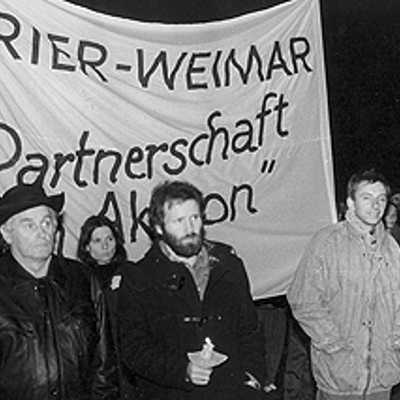 In der Wendezeit prägten regelmäßige Bürgerdemonstrationen das politische Leben in Weimar. Dabei wuchs auch der Partnerschaft mit Trier eine neue Rolle zu.
