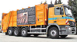 Das neue Abfallsammelfahrzeug mit dem Nabucco-Plakat.
