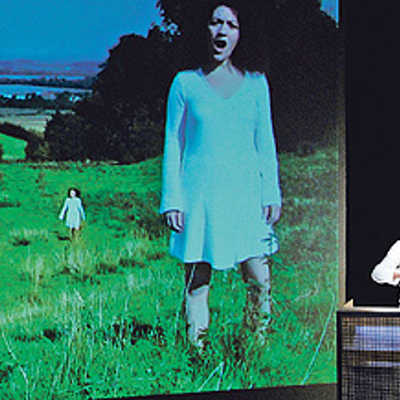 Kunstvideos sind fester Bestandteil des Programms „Sing,sing!“, mit dem das deutsch-englische Musiktheaterteam „New Guide to Opera“ um Suzanna Purkis und Ulrich Mertin das Opening-Festival eröffnet. Foto: Tufa