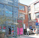 In den Ausstellungs- und Veranstaltungsräumen des Kulturzentrums sind die Strukturen der früheren Produktionsstätte für Textilien noch gut erkennbar.
