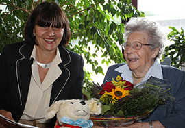 Beigeordnete Simone Kaes-Torchiani gratuliert Elisabeth Demuth zu ihrem 101. Geburtstag.