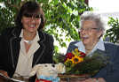 Beigeordnete Simone Kaes-Torchiani gratuliert Elisabeth Demuth zu ihrem 101. Geburtstag.
