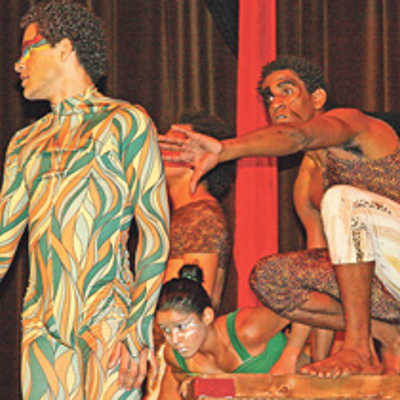 In bunten Kostümen und mit viel Körpergefühl präsentierten die Jugendlichen der „Companhia Aplauso“ ihr Stück „Amazonia“.