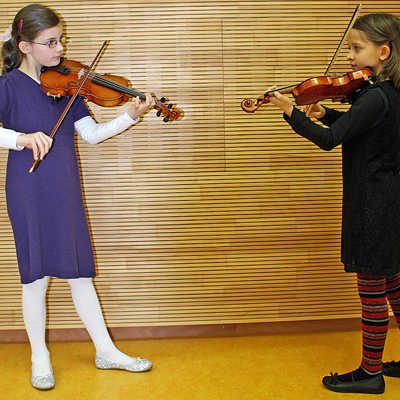 Ob Violoncello, Violine (Foto) oder Blockflöte: An verschiedenen Instrumenten zeigten Kinder und Jugendliche der Region hervorragende Leistungen im Wettbewerb. Foto: Musikschule