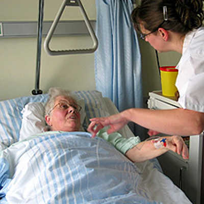Zur Gesundheitswirtschaft gehören neben den klassischen Pflegeberufen in Krankenhäusern (Foto) oder Seniorenheimen  auch viele Arbeitsplätze in der Forschung oder im boomenden Wellnessbereich. Foto: Mutterhaus