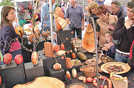 Beim Handwerkermarkt in Trier präsentieren sich Kunsthandwerker der Region. Foto: Hwk